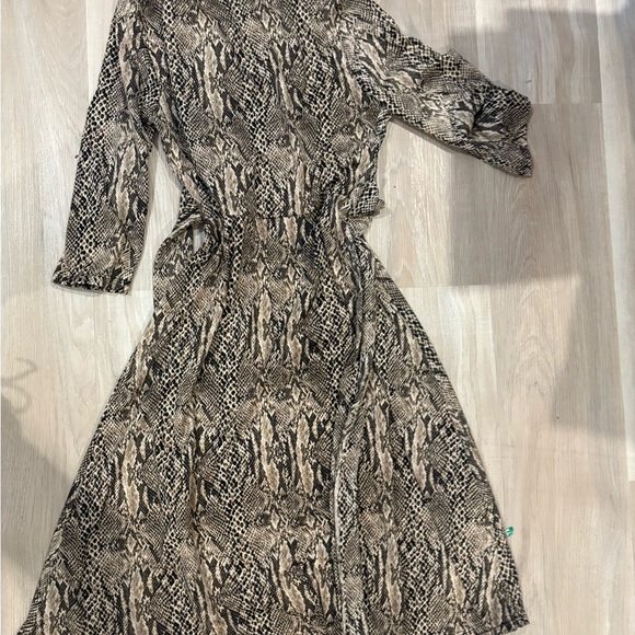 Le Chateau Snakeskin Robe with Faux Fur - Picture 8 of 9